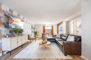 Гостиная зона в Cocoa Beach 3BR Retreat w Hot Tub & Patio +31 фотография