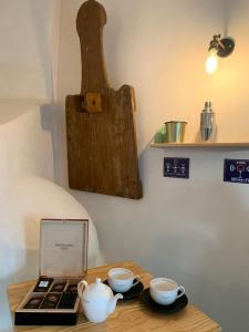 卡瓦德阿里伽Il Giardino di Margherita的一张桌子,上面有两杯,上面有一台笔记本电脑