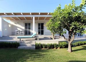 卡瓦德阿里伽Il Giardino di Margherita的前院带长凳的白色房子