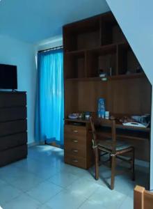 una habitación con un escritorio con una silla y una mesa en Casa di Viaggiatori Ciampino, en Ciampino