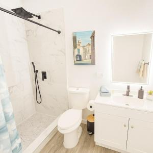 Ένα μπάνιο στο Trendy cozy unit near Spring +21 φωτογραφίες