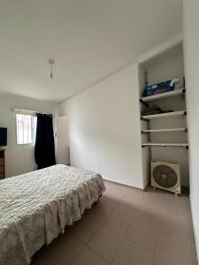 En eller flere senge i et værelse på Departamento limón