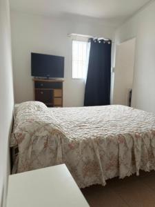 En eller flere senge i et værelse på Departamento limón