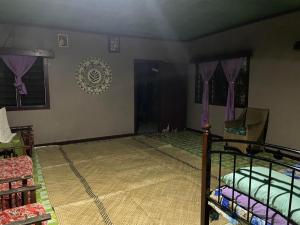 Ένα ή περισσότερα κρεβάτια σε δωμάτιο στο Nukuwasiga homestay