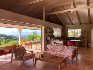 a living room with a couch and a table at Fare Panaipo in Uturoa