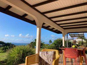 patio con sedie e tavolo con vista sull'oceano di Fare Panaipo a aUturoa