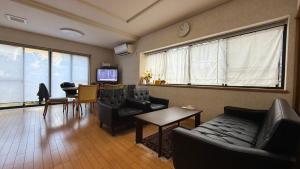 Μια τηλεόραση ή/και κέντρο ψυχαγωγίας στο 越前海岸 ゲストハウス オーシャンズ Echizen Coast Guesthouse OCEAN'S