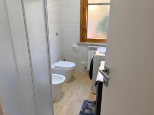 滨海弗兰卡维拉La DA MA Shila Winter Escape的带马桶和水槽的浴室 更多14张照片