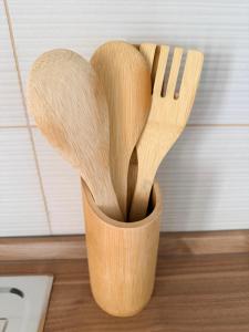 a cup filled with wooden utensils and a heart at La DA MA Shila Winter Escape in Francavilla al Mare
