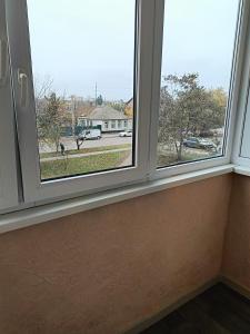 1 комнатные апартаменты في Pavlohrad: نافذة مطلة على شارع