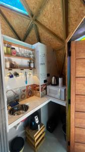 a toy kitchen with a sink and a stove at Domo do Arquiteto in Igaratá