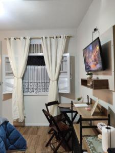 欧鲁普雷图Cantinho Mineiro Quarto Privativo 520M Do Centro的带桌子和窗户的客厅 更多51张照片