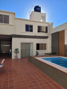 una casa con una piscina di fronte di Refugio del Turista a Tupiza