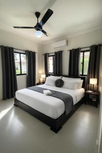 Postel nebo postele na pokoji v ubytování 2-bedroom apartment with 24h electricity and private parking