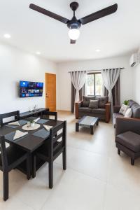 Posezení v ubytování 2-bedroom apartment with 24h electricity and private parking