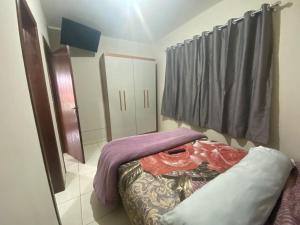 En eller flere senge i et værelse på Linda Casa em Condomínio próximo ao mar