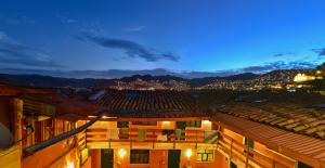 - une vue sur une ville de nuit avec des bâtiments dans l'établissement Backpacker La Bo'M, à Cusco