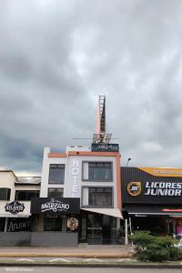 un edificio con un cartello in cima di Gran Hotel Coral a Popayan
