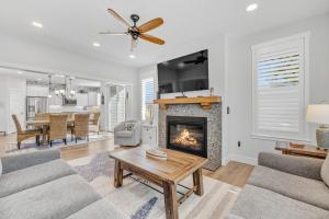 曼扎尼塔Sea Mist MCA 50628的带沙发和壁炉的客厅