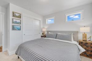 曼扎尼塔Sea Mist MCA 50628的一间白色卧室,配有床和2个窗户