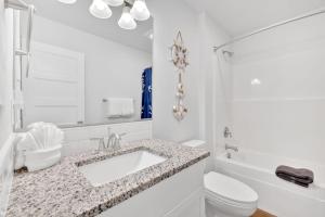 曼扎尼塔Sea Mist MCA 50628的带水槽和马桶的白色浴室 更多57张照片