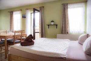 Un pat sau paturi într-o cameră la Penzion Seidl