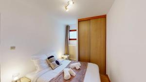 a bedroom with a bed with towels on it at au pied du Haut Koenigsbourg 1 in Saint-Hippolyte