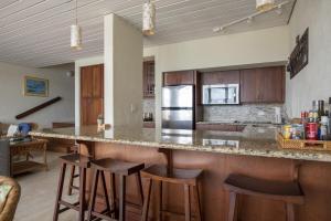 Η κουζίνα ή μικρή κουζίνα στο A1 condo