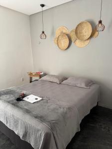 una camera da letto con un letto con due cestini sul muro di Rancho da Serra a Lagoa Nova Altre 22 foto