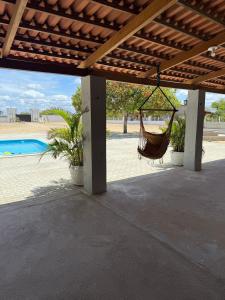 amaca appesa a un pergolato accanto alla piscina di Rancho da Serra a Lagoa Nova
