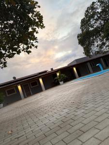 un edificio con un vialetto di mattoni davanti di Rancho da Serra a Lagoa Nova