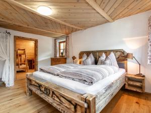 una camera da letto con un letto grande con soffitto in legno di Zur Alten Schmiede a Wildschönau