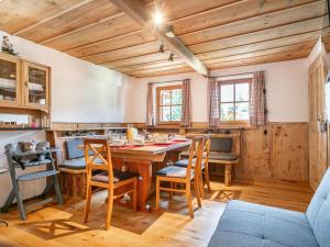 una sala da pranzo con tavolo e sedie in legno di Zur Alten Schmiede a Wildschönau