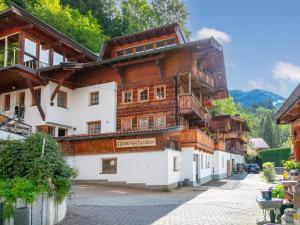 un grande edificio in legno su una strada di Zur Alten Schmiede a Wildschönau