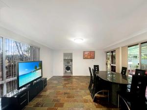 Μια τηλεόραση ή/και κέντρο ψυχαγωγίας στο MetaWise Cozy Room 1 in Shared Home Free Parking +14 φωτογραφίες