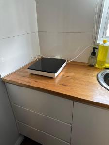 un ordinateur portable posé sur un comptoir dans une cuisine dans l'établissement Light & Simple Single Room in Courtyard - Peakhurst Area - Shared Bathroom, à Peakhurst 16 autres photos