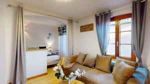a living room with a couch and a bed at Au pied du Haut Koenigsbourg 2 in Saint-Hippolyte