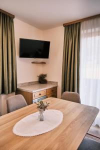 TV a/nebo společenská místnost v ubytování Haus Edelweiss