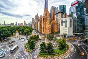 eine Stadtstraße mit Verkehr in einer Stadt mit hohen Gebäuden in der Unterkunft Double Room at a shared Apartment near Times Square in New York