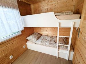 Giường trong phòng chung tại Sedmikvítek