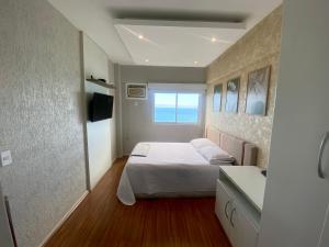 a small bedroom with a bed and a window at Porto Real Resort Apto luxo de frente ao mar in Mangaratiba +38 photos