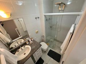 Duplex Por do Sol a Beira Mar في فلوريانوبوليس: حمام مع دش ومغسلة ومرحاض +19 صورة