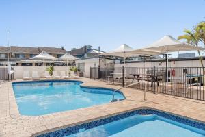 Πισίνα στο ή κοντά στο Absolute Beachfront Apartment 3B