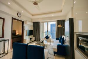 Μια τηλεόραση ή/και κέντρο ψυχαγωγίας στο Elysium Signature Serviced Apartments Facing Centaurus Mall Islamabad
