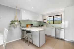 una cucina con mobili bianchi e un piano di lavoro di Brighton Escape Seaside Living near Dining and Jetty a Brighton