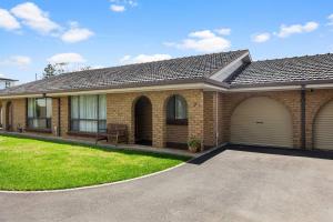 una casa in mattoni con garage di Brighton Escape Seaside Living near Dining and Jetty a Brighton