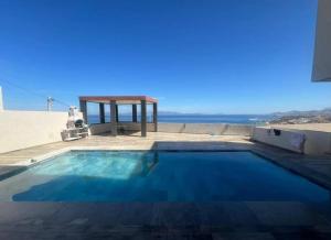 una piscina con vista al mar en Chalet restinga smir, en M'diq