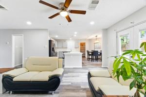 Una sala de estar con dos sofás y un ventilador de techo. en Your Serene Escape in Schertz San Antonio and NB, en Schertz 25 fotos más
