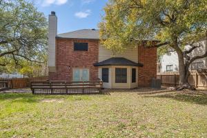 una casa con un banco delante de ella en Your Serene Escape in Schertz San Antonio and NB, en Schertz