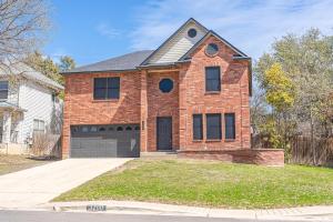 una casa de ladrillo con un garaje en una calle en Your Serene Escape in Schertz San Antonio and NB, en Schertz